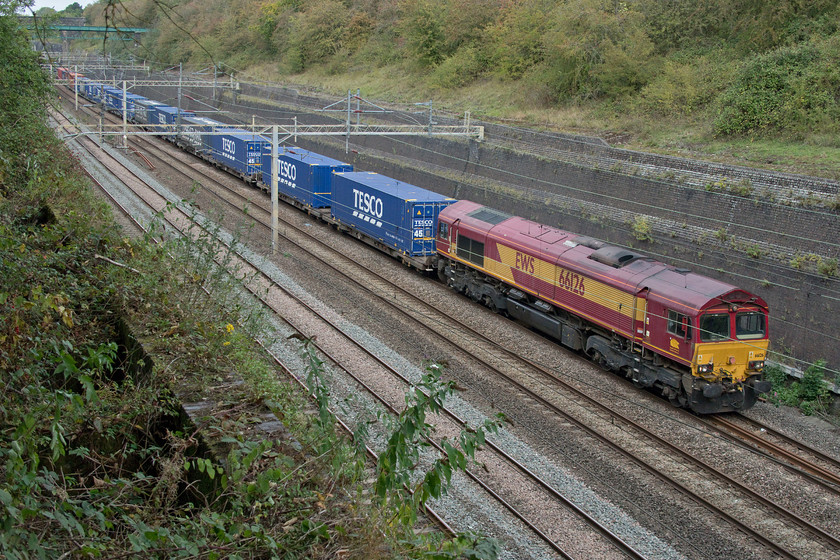 66126, 13.09 DIRFT-Purfleet (4L48, 9E), Roade cutting 
 With 66126 on-hire to DRS, it makes a change to see it hauling the Sunday 4L48 13.09 Daventry to Purfleet Tesco Express. The train is seen passing through Roade cutting on a rather dull Sunday afternoon. 
 Keywords: 66126 13.09 DIRFT-Purfleet 4L48 Roade cutting EWS DRS