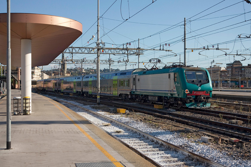 464.447, 17.35 Florence SMN-Chiusi CT (11669), Florence SMN station 
 464.447 leaves Florence SNM station with the 17.35 to Chiusi Chianciano Terme. The medieval town of Chiusi is popular with tourists wanting to visit somewhere less frenetic than Florence or Pisa. 
 Keywords: 464.447 17.35 Florence SMN-Chiusi CT 11669 Florence SMN station