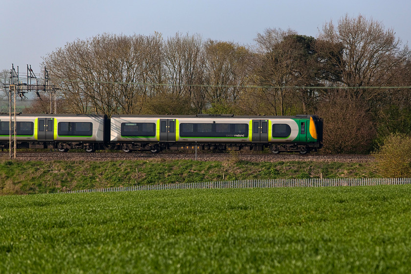 350118, LM 08.46 London Euston-Crewe (1U27, RT), between Roade & Ashton 
 350118 rushes through the Northamptonshire countryside between Ashton and Roade working the 08.46 Euston to Crewe 1U27 working. These 'fast' Crewe workings are usually just a single 4-car unit and they take the Weedon loop line rather than going via Northampton. 
 Keywords: 350118 1U27 between Roade & Ashton