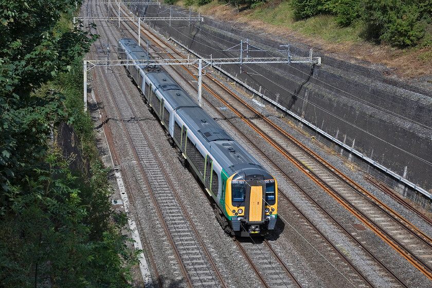 2. 350121, LM 11.02 Crewe-London Euston, Roade cutting