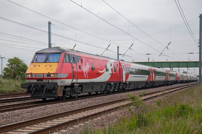 82213, GR 16.05 Leeds-London Kings Cross (1A40, 1L), Langford TL191396 
 82213 leads the 16.05 Leeds to London King's Cross (1A40). These DVTs, with a set of Mk. IV coaches and an immensely powerful class 91 remain a fast and comfortable way to travel up and down the ECML. With the imminent arrival of the IETs next year, things are set to change; for the better, we'll see? 
 Keywords: 82213 1A40 Langford TL191396