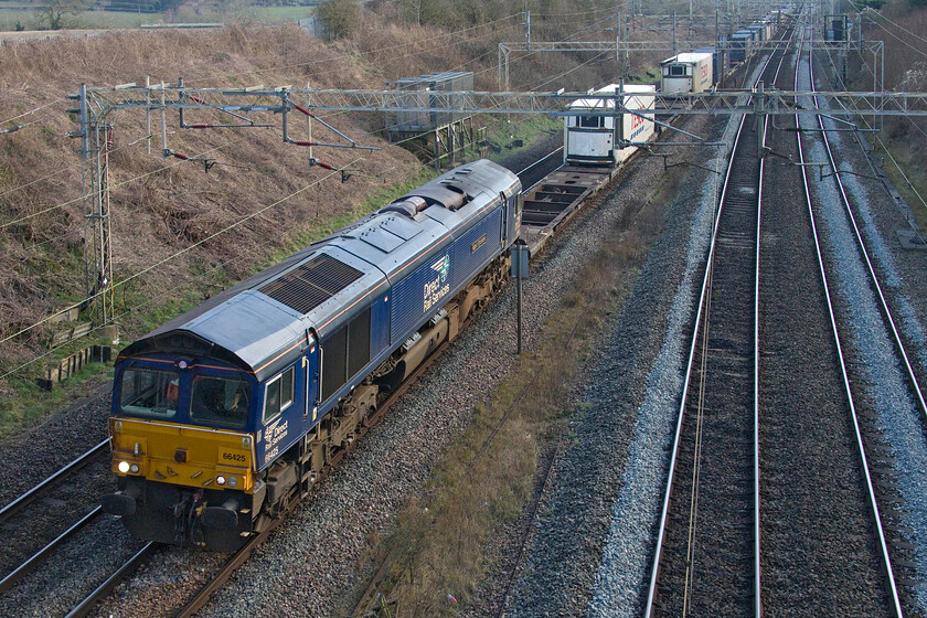 66425, 10.02 Tilbuy FLT-DIRFT (4M07, 1E), Victoria bridge 
 DRS' 66425 'Nigel J Kirchstein 1957-2021' leads the daily 4M07 Tesco Express 10.02 Tilbury to DIRFT liner service past Victoria bridge between Northampton and Milton Keynes. 
 Keywords: 66425 10.02 Tilbuy FLT-DIRFT 4M07 Victoria bridge DRS Nigel J Kirchstein 1957-2021