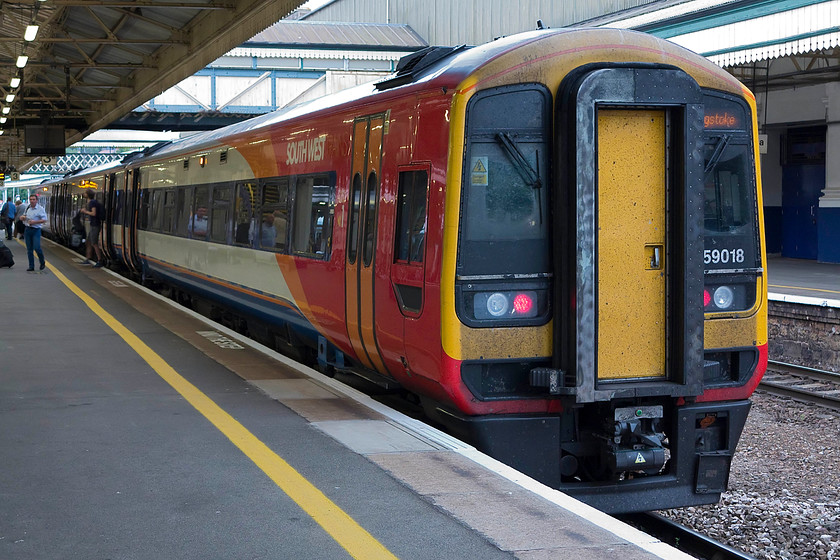 159018, SW 16.20 London Waterloo-Exeter St. Davids (1L49, 12L), Exeter St. David's station 
 Having completed its 172 mile journey from London Waterloo, 159018 disgorges its passengers at Exeter St. David's station. 
 Keywords: 159018 1L49 Exeter St. Davids station