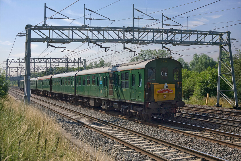 1001, outward leg of The Hastings Diesel's Crewe, 06.44 Hastings-Crewe (1Z06), Bradwell SP831391 
 Hastings unit 1001 'Tunbridge Wells' passes Bradwell in Milton Keynes working the 06.44 Hastings to Crewe charter. Notice that the DEMU is wearing the correct numeric headcode of 06 with it running as 1Z06. In addition, it is also wearing a rather smart headboard but rather confusingly stating 'The Hastings Diesels Crewe' (sic). 
 Keywords: 1001 outward leg of The Hastings Diesel's Crewe 06.44 Hastings-Crewe 1Z06 Bradwell SP831391 Tunbridge Wells