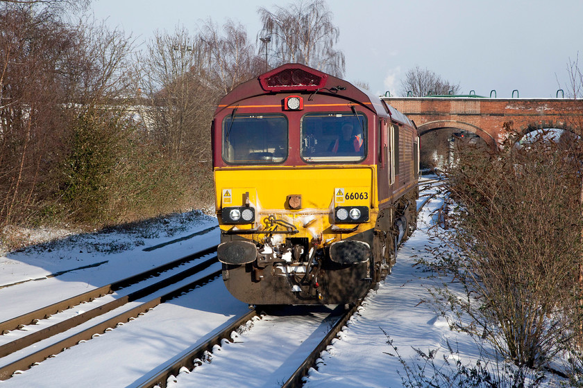 66063, 14.50 Knottingley TMD-Milford Sidings LE, Knottingley station 
 66053 comes light engine through Knottingley station. It has just left Knottingley TMD and is heading for Milford Sidings ready to take up its next turn of duty. 
 Keywords: 66063 Knottingley station