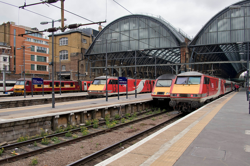 90020, GR 14.06 King`s Cross-Newark Northgate (1B86, 5L), 91129, GR 13.06 King`s Cross-York (1N85, 4L), 43290, GR 14.00 King`s Cross-Aberdeen (1S20, 1E) & 91120, GR 13.30 King`s Cross-Edinburgh (1S49, 5L), London King`s-Cross station 
 A varied line up of trains at King's Cross wait to head north; a scene that is in the process of fundamental and dramatic change as the class 800 Azumas enter service as they did two days previously. From left to right......

90020 'Collingwood', the 1B86 14.06 to Newark Northgate
91129, the 1N85 13.06 to York
43290 'MTU Fascination of Power', the 1S20 14.00 to Aberdeen
91120, the 1S49 13.30 to Edinburgh 
 Keywords: 90020 14.06 King`s Cross-Newark Northgate 1B86 91129 13.06 King`s Cross-York 1N85 43290 14.00 King`s Cross-Aberdeen 1S20 91120 13.30 King`s Cross-Edinburgh 1S49 London King`s-Cross station