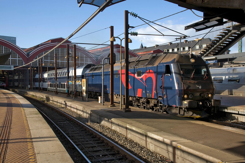 1514, 17.44 sterport-Kalundborg, Copenhagen Central station 
 In the lovely late afternoon, sunshine Class ME number 1514 makes typically smokey departure from Copenhagen Central station with the 17.44 sterport to Kalundborg service. This locomotive was involved in a collision with classmate 1517 when just two years old, the other locomotive was seen earlier in the afternoon, see..... https://www.ontheupfast.com/p/21936chg/28999081804/x1514-15-41-nyk-bing-falster-sterport 
 Keywords: 1514 17.44 sterport-Kalundborg Copenhagen Central station DSB Class ME