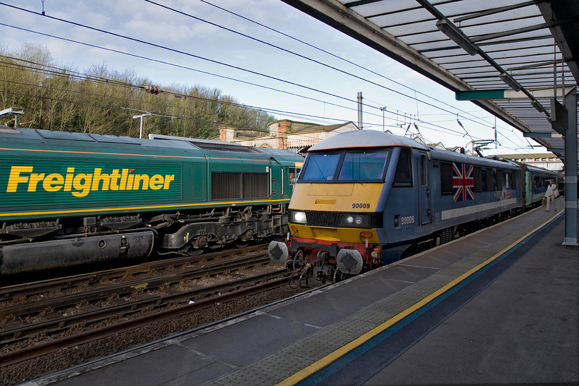 66543, 04.24 Tilbury-Felixstowe North (4R98) & 90009, LE 07.05 Norwich-London Liverpool Street (1P13), Ipswich station 
 As 66543 passes through Ipswich station with the 4R98 04.24 Tilbury to Felixstowe Freightliner service, 90009 'Golden Jubilee' arrives with the 07.05 Norwich to Liverpool Street Abellio Greater Anglia train. The Class 90 is still wearing its 'ONE' livery with the early version of the Greater Anglia livery complete with a large union flag vinyl associated with its name. 
 Keywords: 66543 04.24 Tilbury-Felixstowe North 4R98 90009 07.05 Norwich-London Liverpool Street 1P13 Ipswich station Freightliner Abellio Greater Anglia Golden Jubilee