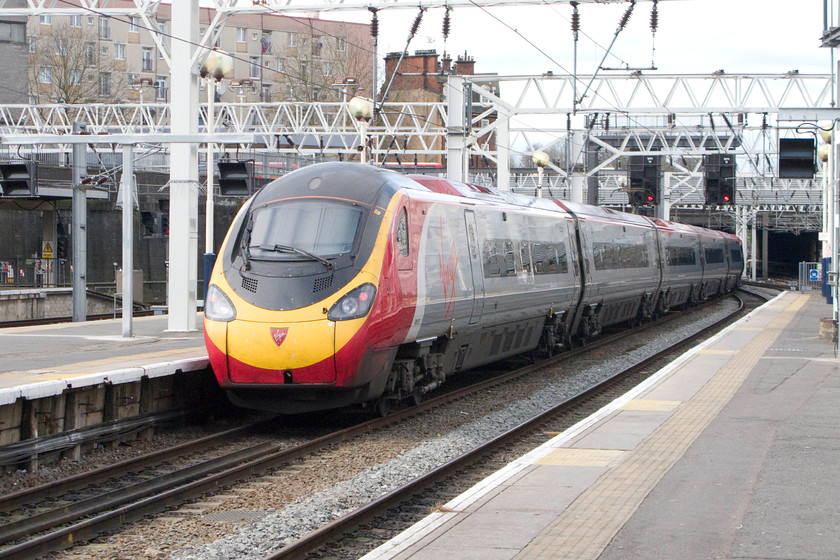 350157, VT 13.28 London Euston-Glasgow Central (1S69), London Euston station 
 390127 'Chad Varah' leaves Euston embarking on its 13.28 400 mile and 73 chains journey to Glasgow Central. 
 Keywords: 350157 13.28 London Euston-Glasgow Central 1S69 London Euston station