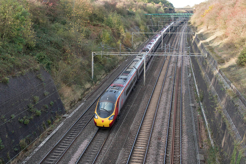 390124, VT 10.38 Glasgow Central-London Euston (1M07, 4E), Roade Cutting 
 With autumn colours in abundance, 390124 'Virgin Venturer' heads south through Roade Cutting working the 10.38 Glasgow Central to Euston. Despite the gloom of the cutting, the sun was actually out! 
 Keywords: 390124 10.38 Glasgow Central-London Euston 1M07 Roade Cutting