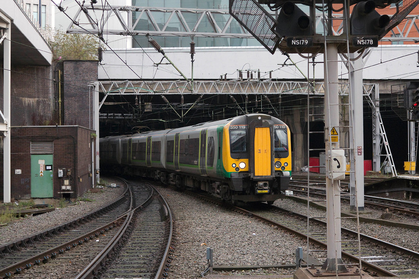 350119, LM 09.24 London Euston-Birmingham New Street (2Y03), Birmingham New Street station 
 350119 enters into the light at Birmingham New Street from the depths of New Street South tunnel with the 09.24 from London Euston. 
 Keywords: 350119 09.24 London Euston-Birmingham New Street 2Y03 Birmingham New Street station