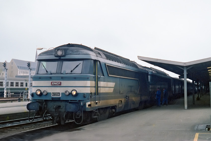 67354 & class 67, unidentified working, Nantes station 
 Two class B'B' 67s have arrived at Nantes station with an unidentified working. The locomotive leading is 67354. The SNCF staff are looking as through they are preparing to detach the front locomotive before it continues its journey east. 
 Keywords: 67354 class 67 Nantes station