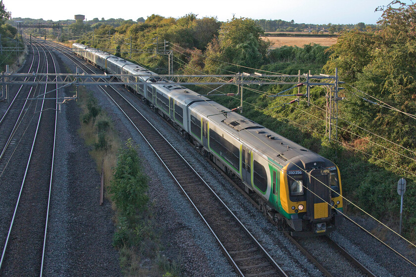 6. 350256, LN 19.05 Northampton-London Euston (2N96, 2L), Victoria bridge