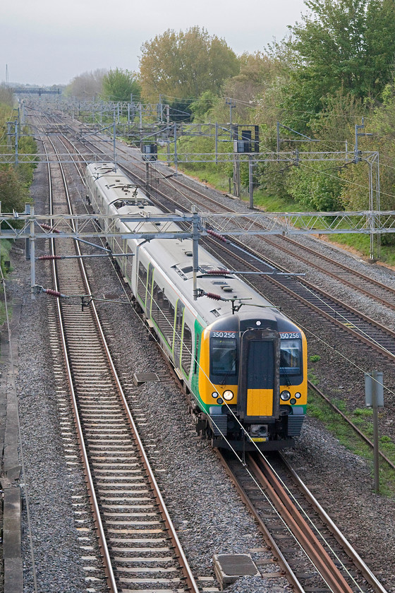 350256, LM 06.24 London Euston-Crewe (2U23), Victoria Bridge 
 London Midland 350256 passes Victoria Bridge forming the 06.24 Euston to Crewe. Whilst the majority of Crewe trains take the fast lines and avoid Northampton, over the weekends, some go via the slow lines and call at the county town. 
 Keywords: 350256 2U23 Victoria Bridge