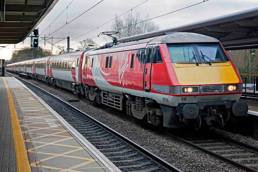 91118, GR 09.00 London King`s Cross-Edinburgh (1S09), Potters Bar station 
 91118 is just twelve miles into its journey with three hundred and eighty to go as it passes Potters Bar leading the 09.00 King's Cross to Edinburgh. 
 Keywords: 91118 09.00 London King`s Cross-Edinburgh 1S09 Potters Bar station