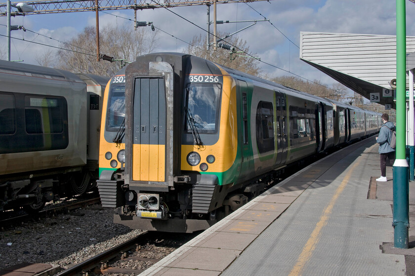 350256, LN 13.24 Northampton-London Euston (1Y22, 1E), Northampton station 
 Our train to London waits at Northampton number three platform in the warm springtime sunshine. My wife an I travelled aboard 350256 throughout working the 13.24 Northampton to Euston service. 
 Keywords: 350256 13.24 Northampton-London Euston 1Y22 Northampton station London Northwestern Desiro