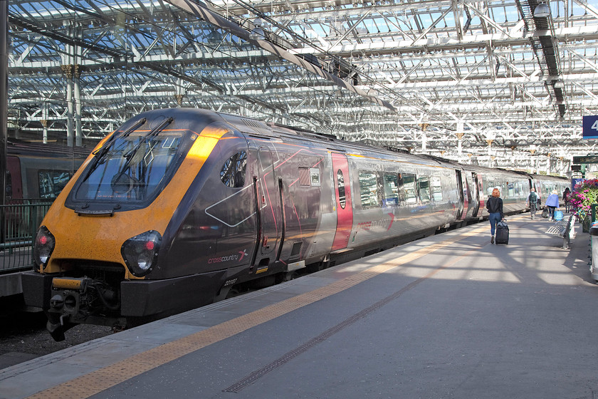 221137, XC 17.08 Edinburgh Waverley-Bristol Temple Meads (1V71), Edinburgh Waverley station 
 A sunny platform four at Edinburgh Waverley sees 221137 being boarded by passengers. It will work the 17.08 to Bristol Temple Meads via Newcastle service that arrives at its destination at 23.40 
 Keywords: 221137 17.08 Edinburgh Waverley-Bristol Temple Meads 1V71 Edinburgh Waverley station