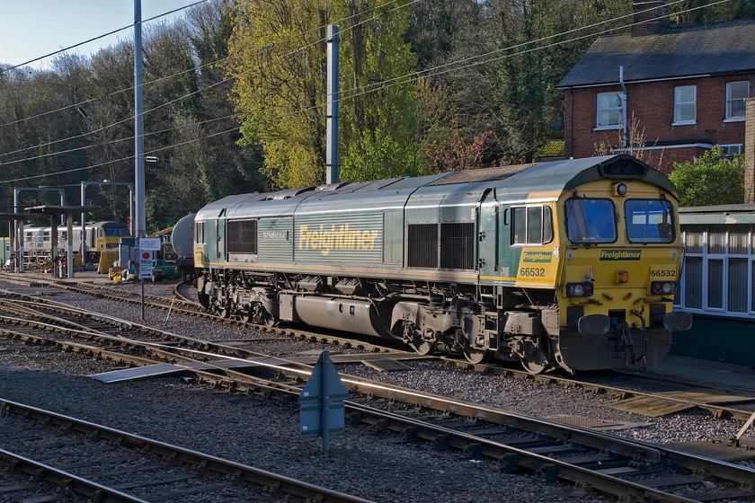 66532 & 90041, stabled, Ipswich Yard 
 66532 'P&O Nedlloyd Atlas' stands in Ipswich's Yard awaiting its next turn of duty. The somewhat anonymous member of the class arrived on our shores in October 2001 being named in September 2002. Notice that the locomotive displays evidence of corrosion around its cab window apertures with large patches of rust emerging from beneath the window rubbers. This appears to be a particular weakness in their design with many members of the class displaying this problem. 
 Keywords: 66532 90041 stabled Ipswich Yard P&O Nedlloyd Atlas Freightliner