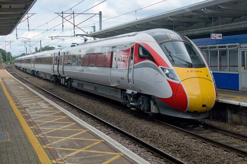 800112, GR 11.15 Leeds-London King`s Cross (1A26, 1E), Potters Bar station 
 800112 is approaching journey's end as it passes through Potters Bar being twelve miles from King's Cross working the 11.15 ex. Leeds. The Azuma still looks extremely smart with its fresh paintwork but I have to question as to how fresh the white paintwork will look in a year's time after a winter? 
 Keywords: 800112 11.15 Leeds-London King`s Cross 1A26 Potters Bar station