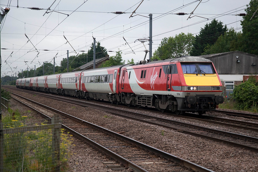 91106, GR 09.03 London Kings Cross-Leeds (1D07, 6L), Tempsford Crossing 
 The 1D07 09.03 King's Cross to Leeds express passes Tempsford level crossing halfway between Sandy and St. Neots with 91106 leading. 
 Keywords: 91106 1D07 Tempsford Crossing