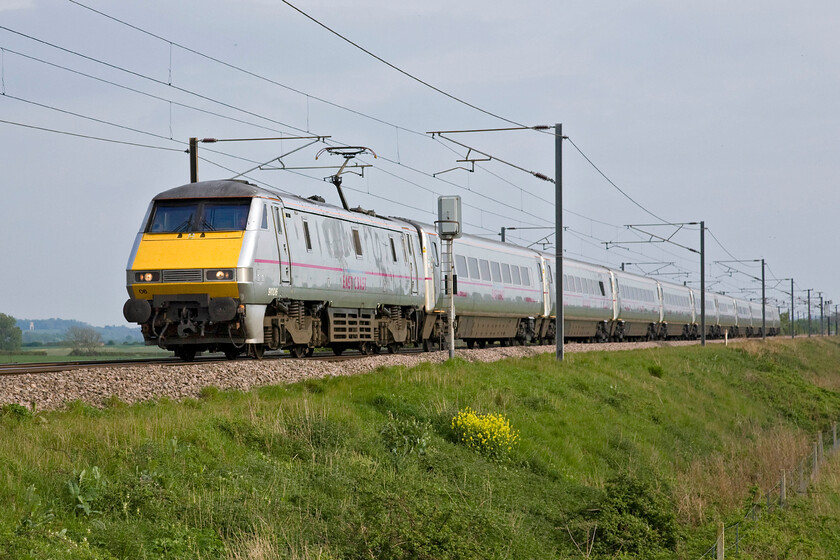 91106, GR 16.05 London King's Cross-Leeds (1D21), Frinkley Lane crossing SK906436 
 91106 leads the 16.05 King's Cross to Leeds 1D21 express past Frnkley Lane north of Grantham. With the sun just beginning to emerge from some troublesome cloud the interesting folley named Bellmount Tower can be seen in the background. This structure, constructed in 1750, forms part of the National Trust owned Belton House estate that we are visiting tomorrow. 
 Keywords: 91106 16.05 London King's Cross-Leeds 1D21 Frinkley Lane crossing SK906436 East Coast InterCity