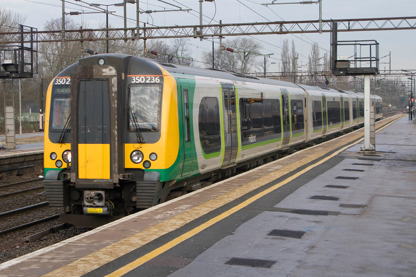 350236, 09.14 Birmingham New Street-London-Euston (1Y22), Northampton station 
 350236 drifts into Northampton station forming the 09.14 Birmingham New Street to Euston. On this chilly winter's morning, my wife and I took this train to the capital. 
 Keywords: 350236 09.14 Birmingham New Street-London-Euston 1Y22 Northampton station