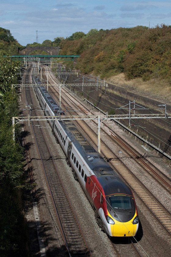 390016, VT 11.47 Wolverhampton-London Euston (1B18, 4E), Roade Cutting 
 The Virgin flying silk livery is fast becoming the norm with ever more of the 390s taking on the new look. Here, 390016 speeds south through Roade Cutting forming the 11.47 Wolverhampton to London Euston. 
 Keywords: 390016 1B18 Roade Cutting