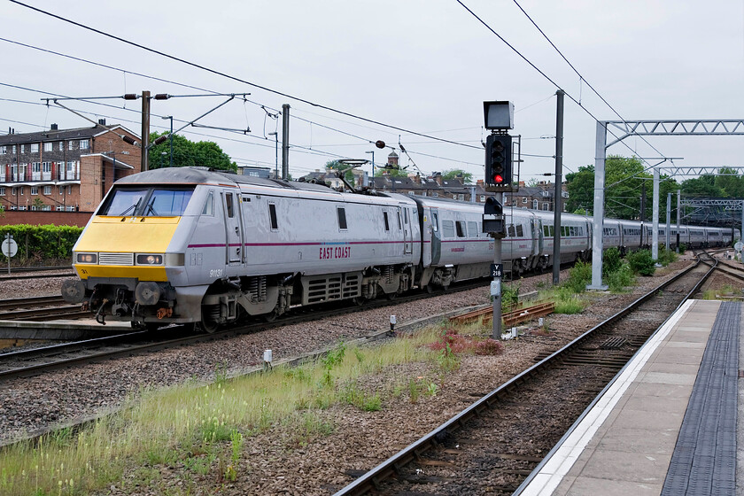 91131, GR 07.00 London King's Cross-Edinburgh Waverley (1S05), York station 
 91131 brings the 07.00 King's Cross to Edinburgh 1S05 into York station. At the time of writing, this InterCity 225 is one of my least photographed examples. 
 Keywords: 91131 07.00 London King's Cross-Edinburgh Waverley 1S05 York station