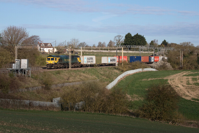 66528, 06.00 Crewe Basford Hall-Felixstowe North (4L41, 7L), Roade Hill 
 66528 'Carlisle Eden Mind' leads the 06.00 Crewe Basford Hall to Felixstowe Freightliner between Roade and Ashton in Northamptonshire. I was a little luckier with the lighting on this occasion with the subject and the background just in sunshine but the foreground in shade. 
 Keywords: 66528 06.00 Crewe Basford Hall-Felixstowe North 4L41 Roade Hill Freightliner Carlisle Eden Mind