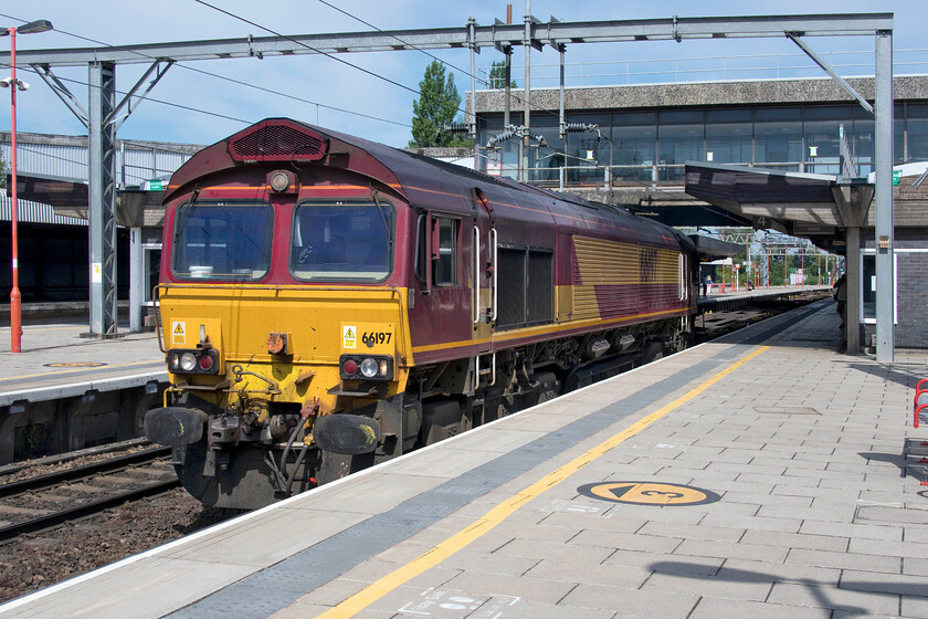 66197, 09.15 Trafford Park-Southampton Western Docks (4O21, 1E), Stafford station 
 66197 leads the 09.15 Trafford Park to Southampton 4O21 Freightliner through Stafford's platform three. As can be seen, there was a lot of fresh air being carried on this train with some boxes towards the rear of the train. I am pleased to see that 66197 has had a good clean since my last photograph of it....... https://www.ontheupfast.com/p/21936chg/28348130804/x66197-11-53-west-hampstead-north 
 Keywords: 66197 09.15 Trafford Park-Southampton Western Docks 4O21 Stafford station DB