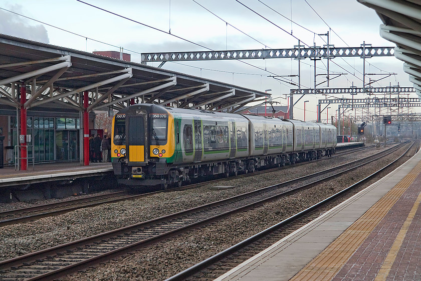 350370, LM 09.25 Northampton-Birmingham New Street (2Y09), Rugby station 
 350370 pauses at Rugby's relatively new platform one with the 09.25 Northampton to Birmingham New Street. We could have caught this train in order to get our connection at Rugby but it would have been a little fine if this train was delayed. 
 Keywords: 350370 09.25 Northampton-Birmingham New Street 2Y09 Rugby station