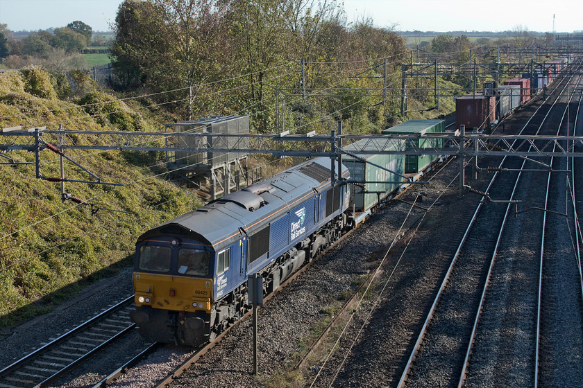 66425, 09.48 Tilbury-DIRFT (4M07), Victoria Bridge 
 66425 passes Victoria Bridge between Northampton and Milton Keynes leading the daily 4M07 09.48 Tilbury to Daventry Freightliner. Even though it's only lunchtime, the shadows are already fairly long on this mid autumn day. 
 Keywords: 66425 09.48 Tilbury-DIRFT 4M07 Victoria Bridge