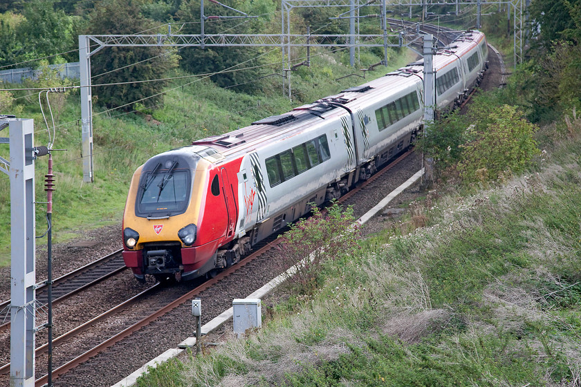 221104, VT 14.10 London Euston-Chester (1D88, 1L), Dodford Lane Bridge SP623607 
 221104 'Sir John Franklin' passes Dodford Road bridge just north of Weedon with the 14.10 Euston to Chester. This picture illustrates the nature of much of the line around this area with its reverse curves and associated speed restrictions. 
 Keywords: 221104 1D88 Dodford Lane Bridge SP623607