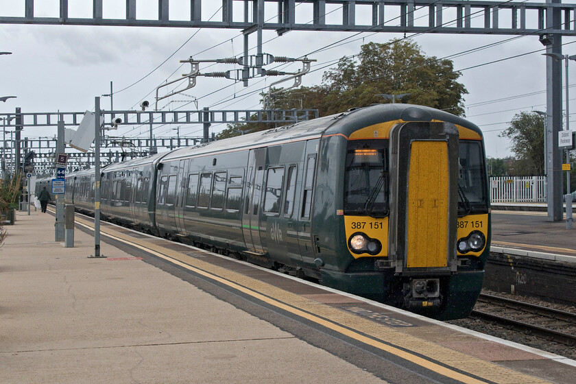 387151 & 387155, GW 12.27 London Paddington-Didcot Parkway (2N32, 1E), Didcot Parkway station 
 GWR's 387151 arrives at Didcot station with the 12.27 from London Paddington. Since the cancellation of the electrification northwards from Didcot passengers along the route from London have to put up with a change of trains at Didcot station to complete their journey o a rickety old second-generation DMU; a ridiculous retrograde step. Passengers can still travel direct from London, with a stop at Reading on a bi-mode IET but these trains pass Dictot on the avoiding line. 
 Keywords: 387151 387155 12.27 London Paddington-Didcot Parkway 2N32 Didcot Parkway station GWR Electrostar