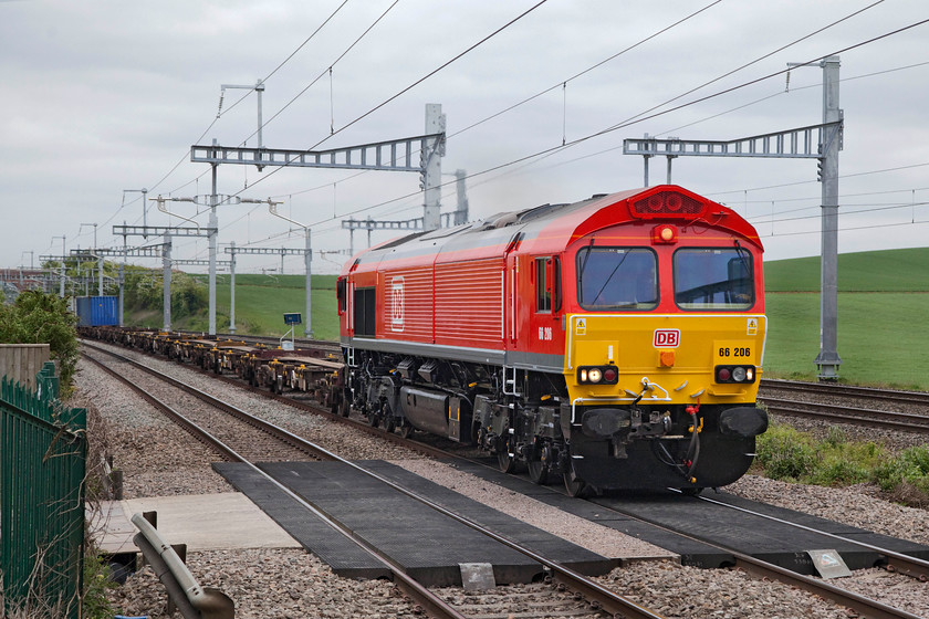 66206, 09.45 Southampton Docks-Wakefield Europort (4E69), Cholsey station 
 Looking resplendent in it new DB livery, 66206 heads west past Cholsey station working the 09.45 Southampton Docks to Wakefield to Europort Freightliner. There looks to be a lot of fresh air being carried along on this train! In about ten miles the train will turn northwards off the GWML and head along the GW route via Banbury towards Birmingham. 
 Keywords: 66206 09.45 Southampton Docks-Wakefield Europort 4E69 Cholsey station