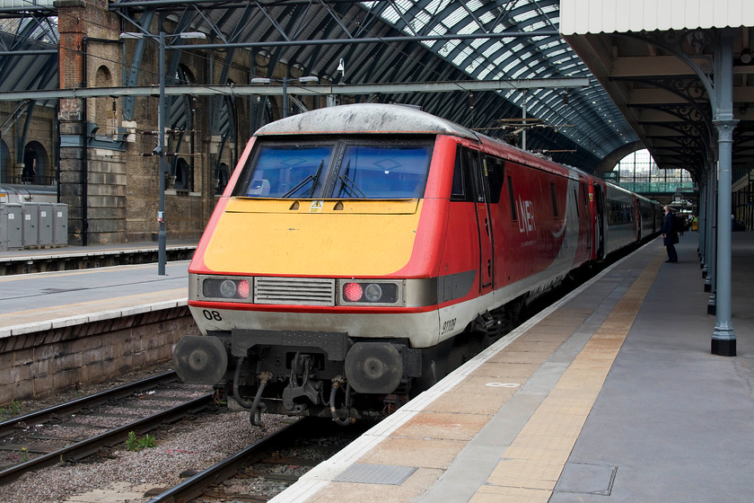 91108, GN 16.30 London King`s Cross-Edinburgh (1S25, 9L), London King`s Cross station 
 Even though it only has fifteen minutes to its departure from Kings' Cross, the 16.30 to Edinburgh still has its tail lights illuminated from when it arrived in from the north earlier. 91108 is now un-named, but since its introduction in June 1988, has carried 'City of Leeds' and 'Thomas Cook' nameplates. 
 Keywords: 91108 16.30 London King`s Cross-Edinburgh 1S25 London King`s Cross station