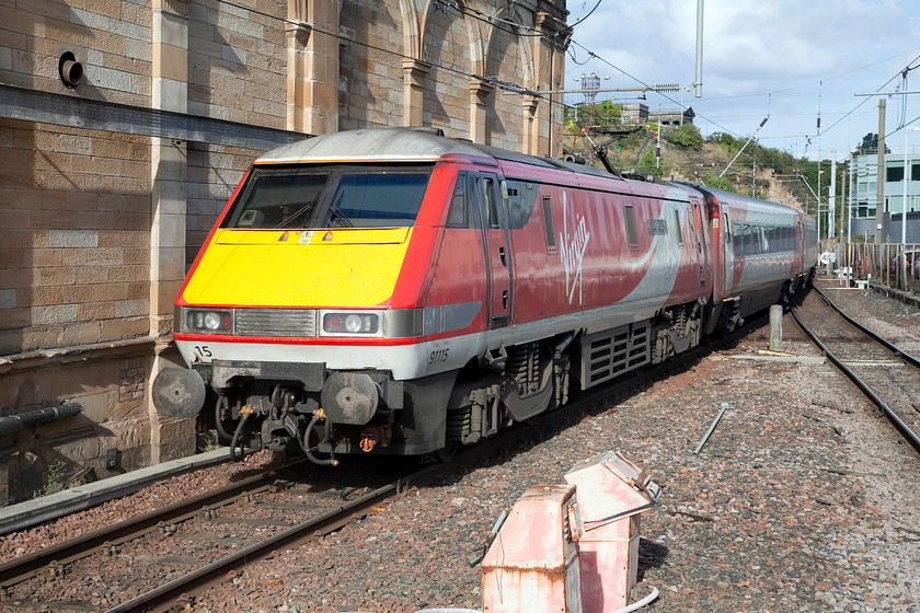 91115, GR 17.00 Edinburgh Waverley-London King`s Cross (1E24), Edinburgh Waverley station 
 In glorious late afternoon sunshine at Edinburgh, 91115 'Blaydon Races' propels the 1E24 17.00 to King's Cross out of the station. These powerful and fast electrics have done a good job powering up and down the ECML for nearly thirty years now but are soon to be retired following the introduction of the Hitachi IETs. 
 Keywords: 91115 17.00 Edinburgh Waverley-London King`s Cross 1E24 Edinburgh Waverley station