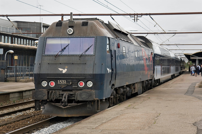 1531, 14.12 Vamdrup-sterport, Roskilde station 
 ME number 1531 comes to halt at Roskilde station powering the rear of the 14.12 Vamdrup to sterport via Copenhagen Central train. 
 Keywords: 1531 14.12 Vamdrup-sterport Roskilde station DSB Class ME