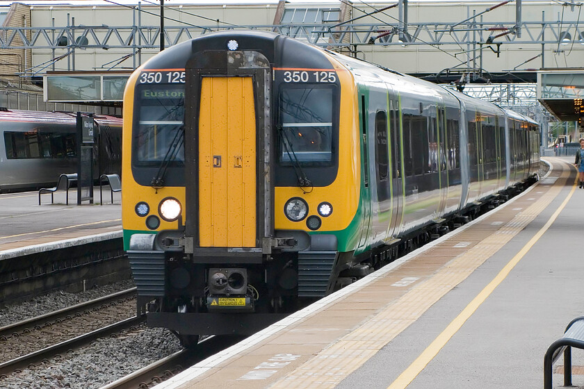 350125, LM 16.33 Birmingham New Street-London Euston, Milton Keynes Central station 
 The 16.33 Birmingham New Street to London Euston London Midland service departs from Milton Keynes worked by a single set 350125. London Midland's policy of running their trains, including the peak-time services such as this, are largely single sets now and already are proving wholly inadequate with terrible over crowding; an urgent re-think is needed here I think. 
 Keywords: 350125 16.33 Birmingham New Street-London Euston Milton Keynes Central station London Midland Desiro