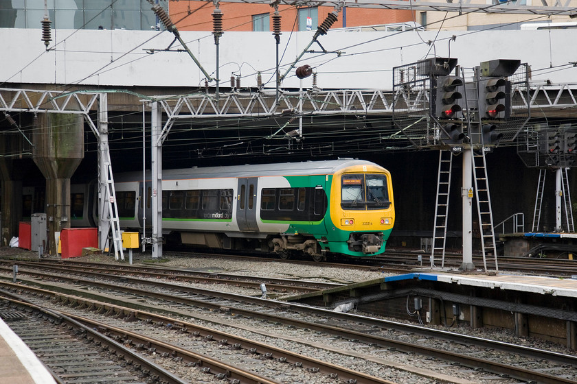 323216, LM 12.27 Redditch-Lichfield Trent Valley (2P18), Birmingham New Street station 
 322216 enters New Street South tunnel with the 12.27 Redditch to Lichfield Trent Valley cross-Birmingham working. 
 Keywords: 323216 12.27 Redditch-Lichfield Trent Valley 2P18 Birmingham New Street station