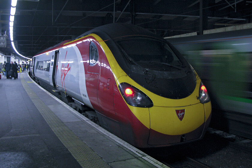 390009, VT 16.15 Manchester Piccadilly-London Euston (1A52), London Euston station 
 We travelled up from Milton Keynes to Euston with Virgin making a change from our more usual trips with either London Midland or Southern. Having arrived at Euston on the 16.15 ex-Manchester Piccadilly 390009 stands at the blocks. 
 Keywords: 390009 16.15 Manchester Piccadilly-London Euston 1A52 London Euston station Virgin Pendolino