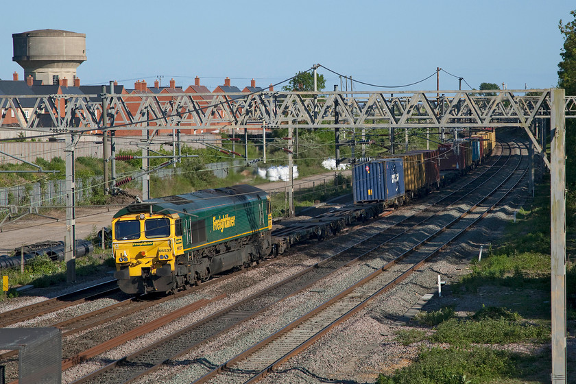 66537, 12.57 London Gateway-Garston (4M56, 34E), site of Roade station 
 66537 heads past the site of Roade station in the lovely early evening sunshine leading the 12.57 London Gateway to Garston Freightliner service. 
 Keywords: 66537 12.57 London Gateway-Garston 4M56 site of Roade station Freightliner