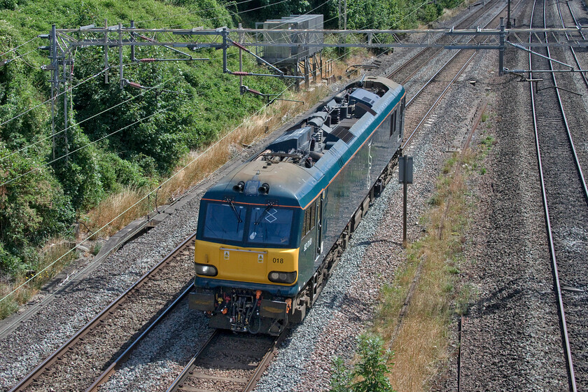 92018, 12.28 Wembley ICD-Crewe TMD (0Z92, 21E), Victoria bridge 
 Having worked up to Euston earlier in the week 9018 heads north light engine as the 0Z92 12.28 Wembley Yard to Crewe Electric Depot. I presume that it was heading to Crewe for attention in the form of maintenance, an exam or some sort of repair. 
 Keywords: 92018, 12.28 Wembley ICD-Crewe TMD 0Z92 Victoria bridge Caledonian Sleeper