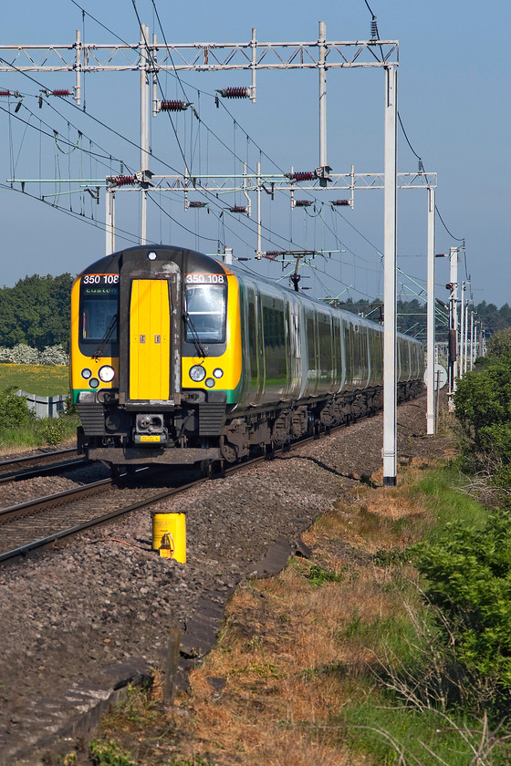 350108 & 350115, LN 07.14 BNS-London Euston (1Y10, RT), Wilson s Crossing 
 In perfect spring sunshine, 350108 and 350115 bring the 07.14 Birmingham New Street to London Euston past Wilson's Crossing on the northern outskirts of Northampton. 
 Keywords: 350108 350115 1Y10 Wilson's Crossing