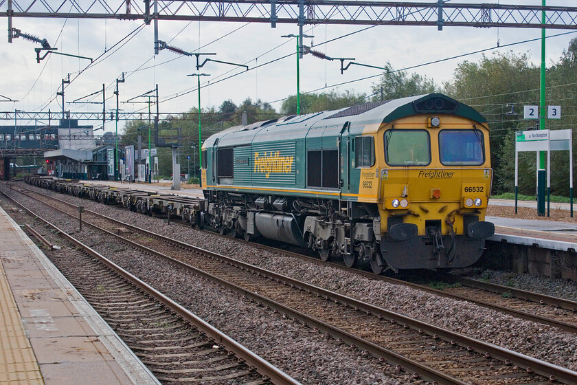 66532, 06.46 London Gateway-Lawley Street (4M41, 9L), Northampton station 
 Whilst the previous freight seen passing south was fully loaded, the 4M41 06.46 London Gateway to Lawley Street was completely devoid of boxes like the same working observed last week, see.... https://www.ontheupfast.com/p/21936chg/30046773780/x66588-06-46-london-gateway-lawley. Today, 66532 'P&O Nedlloyd Atlas' is leading the train attracting my camera's attention as well as the dozen or so enthusiasts who had gathered at the station on this ordinary Friday. 
 Keywords: 66532 06.46 London Gateway-Lawley Street 4M41 Northampton station P&O Nedlloyd Atlas Freightliner