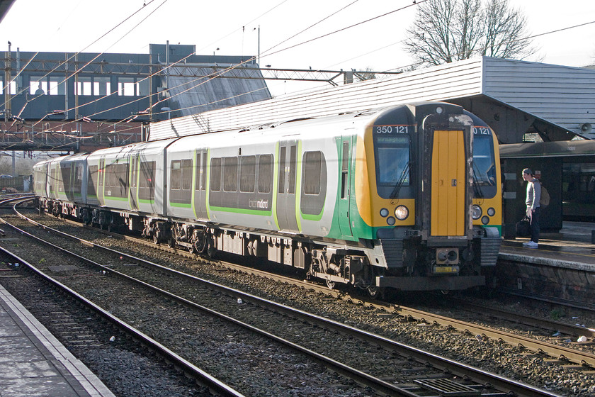 350121, LM 09.13 London Euston-Birmingham New Street (1Y15), Northampton station 
 350121 arrives at Northampton with the 1Y15 09.13 Euston to Birmingham New Street. As you can see from this image, I like breaking the rules of photography taking pictures into the sun! However, in winter when the sun is low in the sky it can produce some surprisingly interesting images. 
 Keywords: 350121 09.13 London Euston-Birmingham New Street 1Y15 Northampton station