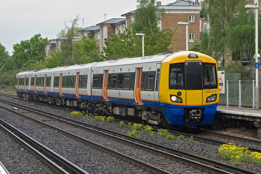 378217, LO Willesden Junction High Level-Clapham Junction, Kensington Olympia station 
 London Overground's 378217. arrives at Kensington Olympia working a Sunday afternoon Willesden Hih Level to Clapham Junction service. By now it is pouring with rain (witness the driver's wiper in mid-swing) spoiling the end of my birthday weekend! 
 Keywords: 378217 Willesden Junction High Level-Clapham Junction, Kensington Olympia station London Overground Capitalstar