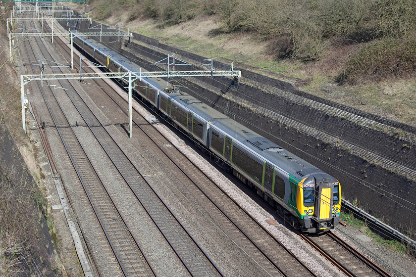 350107 & 350116, LM 10.33 Birmingham New Street-London Euston (1W10), Roade Cutting 
 London Midland's 10.33 Birmingham New Street to Euston is worked through Roade Cutting by 350107 and 350116. It's still a little too early in the year for the sun to have come round by this time (11.00) to illuminate the facing side of the train. 
 Keywords: 350107 350116 10.33 Birmingham New Street-London Euston 1W10 Roade Cutting