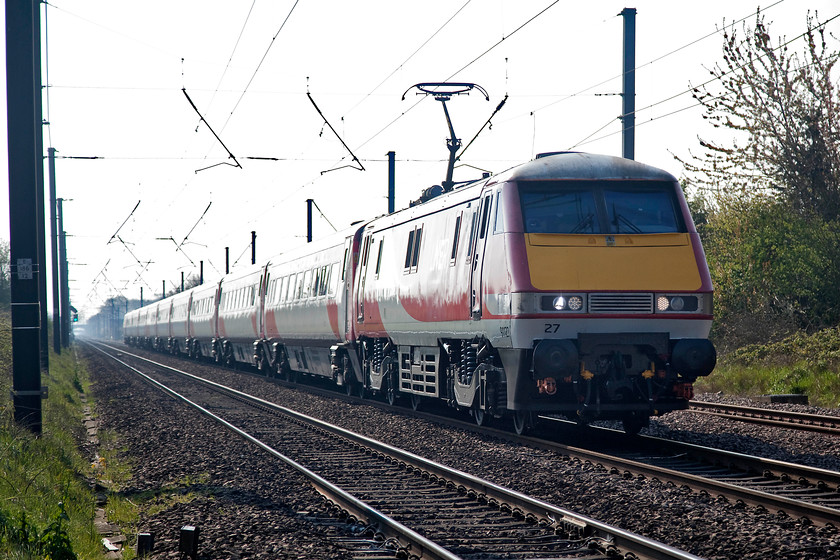 91127, GR 08.33 London King`s Cross-Leeds (1D06, 1L), Claypole Barnby Lane crossing 
 When the Azumas enter service in about a month's time, it will be the workings to Leeds, such as this one, the 08.33 from King's Cross that will be their first. The train is seen passing the Lincolnshire village of Claypole from the Barnby Lane level crossing. 91127, introduced in December 1990, and the superb Mk. IV stock has an uncertain future, surely being too good to simply send to the scrap man....or are they? 
 Keywords: 91127 08.33 London King`s Cross-Leeds 1D06 Claypole Barnby Lane crossing LNER