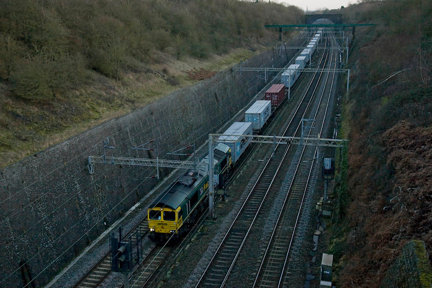 66593, 10.14 Felixstowe FLT-Lawley Street FLT (4M20), Roade cutting 
 66593 '3MG Mersey Multimodal Gateway' grinds through Roade cutting leading the 10.14 Felixstowe to Lawley Street Freightliner. By this time in the afternoon, I really was asking rather too much of the camera given the lack of lighting deep in Roade cutting! 
 Keywords: 66593 10.14 Felixstowe FLT-Lawley Street FLT 4M20 Roade cutting